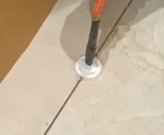 安图瓷砖空鼓维修公司专业解答瓷砖在铺贴过程中，如果没有涂抹均匀到位的粘结材料（如水泥砂浆或瓷砖胶），可能会导致以下问题